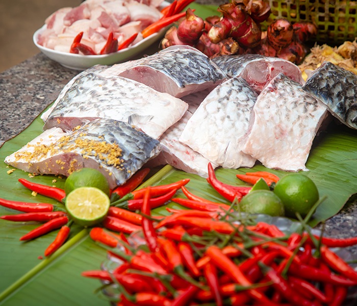 Theo những người làm ra món ăn này thì cá kho làng Vũ Đại được làm từ những con cá trắm đen nuôi ốc có trọng lượng từ 4kg trở lên